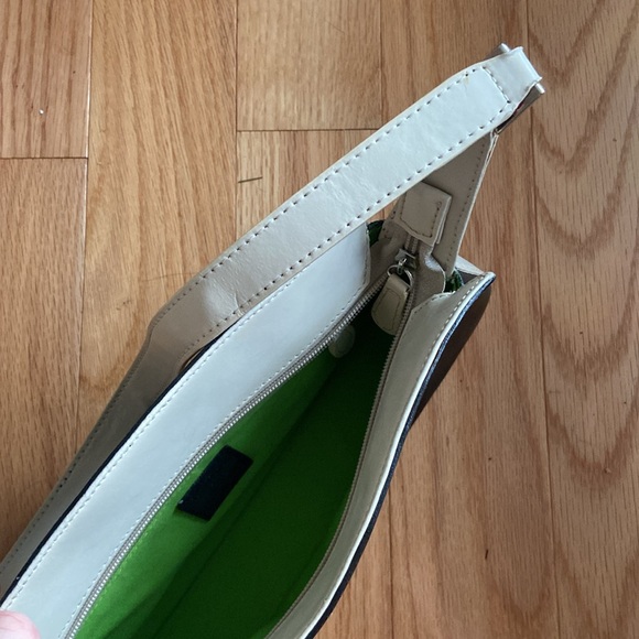 Vintage black and cream minimalist shoulder bag with lime green interior 🍋🟩 - Picture 4 of 5